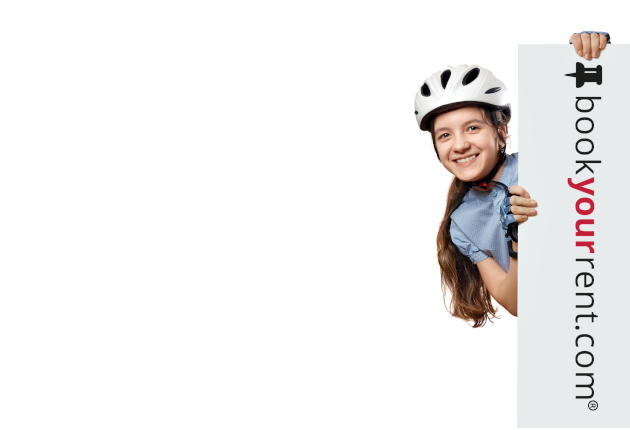 Chica sonriente con casco de bicicleta asomando detrás de un cartel de Bookyourrent.com