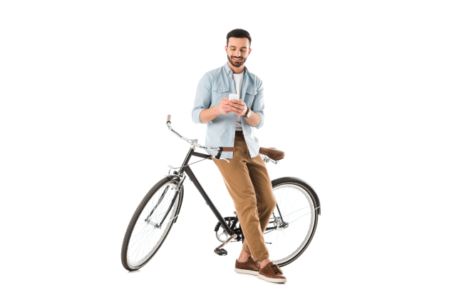 Chico apoyado en una bicicleta reservada en Bookyourrent.com dejando una reseña desde su smartphone
