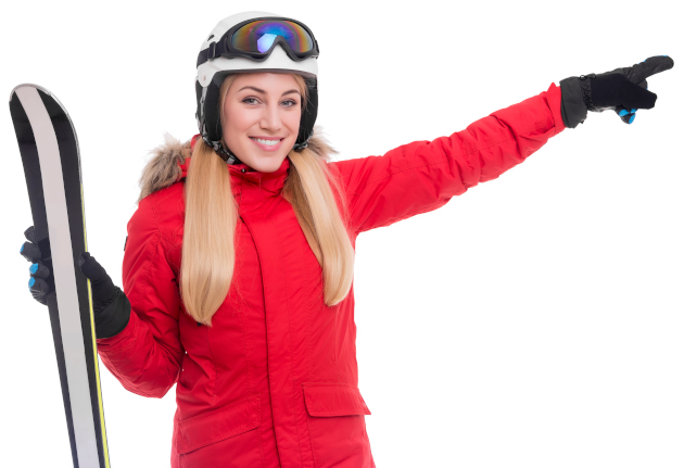 Улыбающаяся девушка в красной куртке со лыжами, арендованными на Bookyourrent.com, показывает, как забронировать